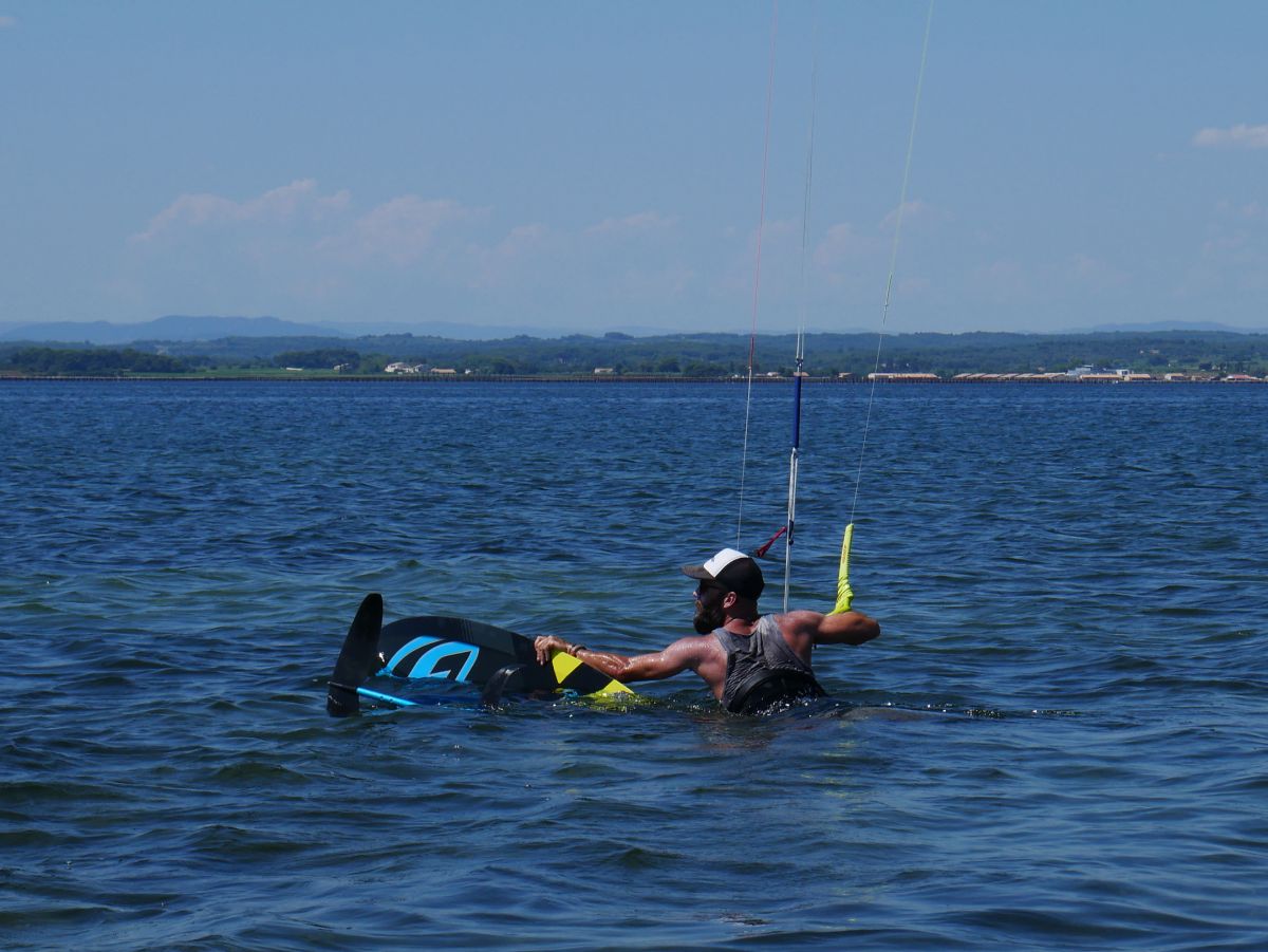 Kitesurf-foil apprendre avec un moniteur sur le bassin de Thau